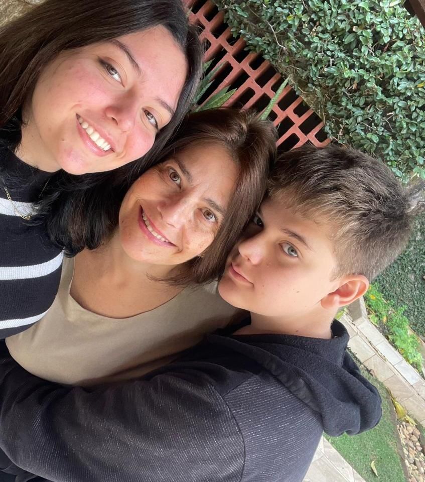 mãe e filhos
